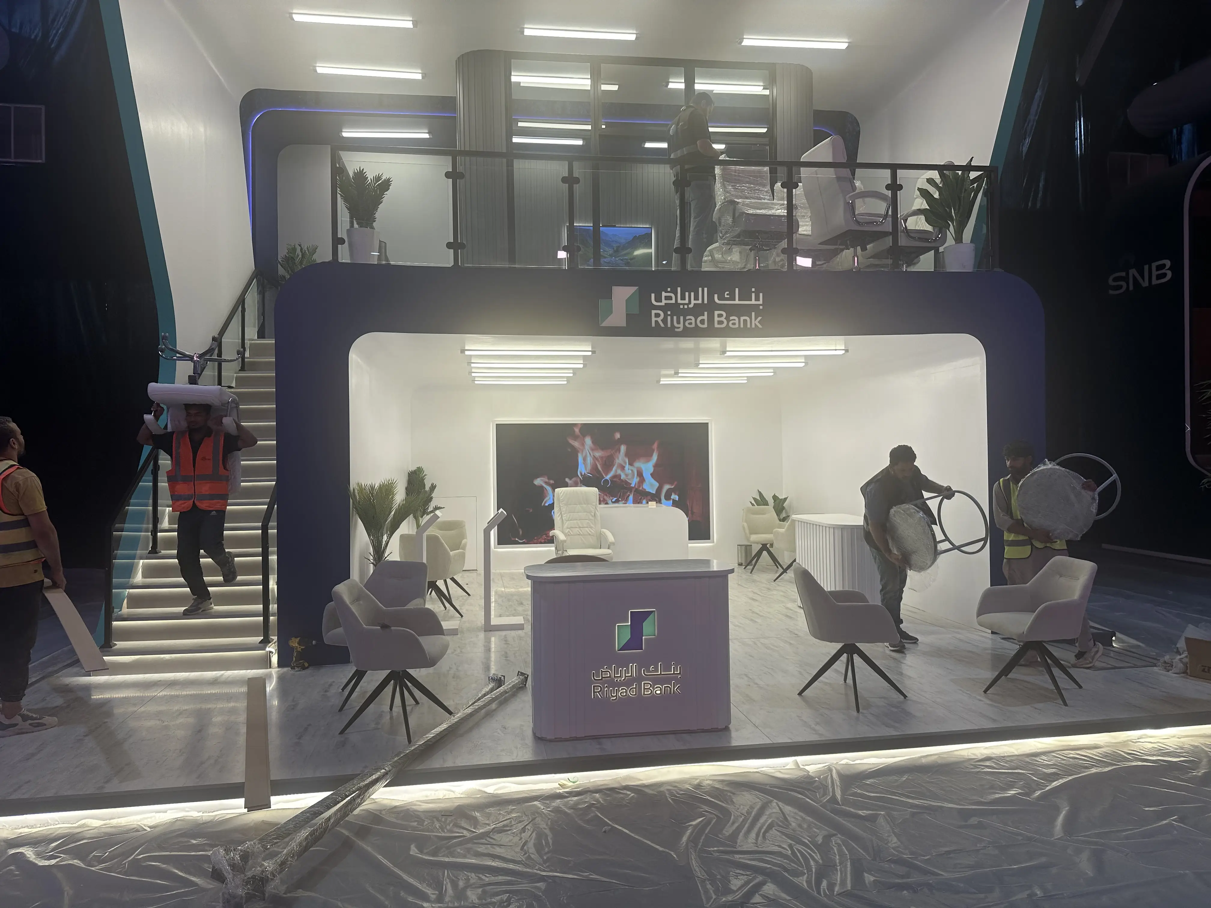 تصميم وتنفيذ بوث بنك الرياض من شركة ايفو ميديا ،بوث كبير دورين